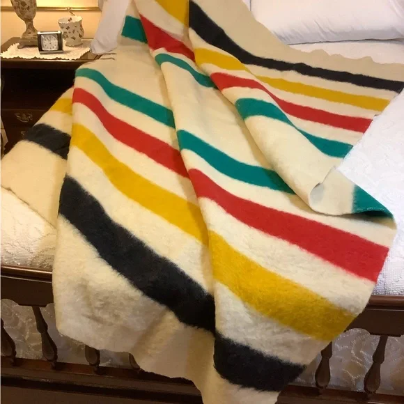 Hudson Bay point stripe wool blanket - Picture 3 of 3